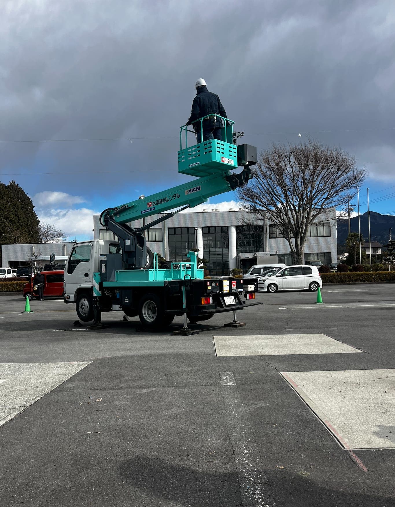 高所作業車を使用した工事