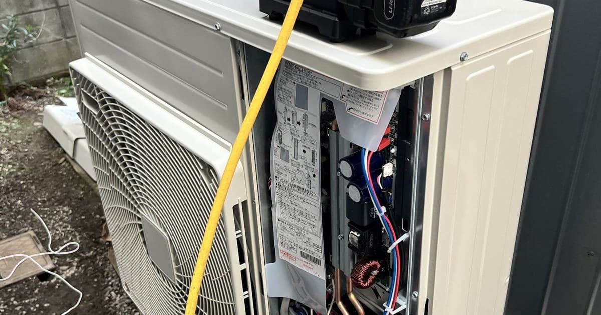 GLOW Air Techによるエアコン室外機の点検作業