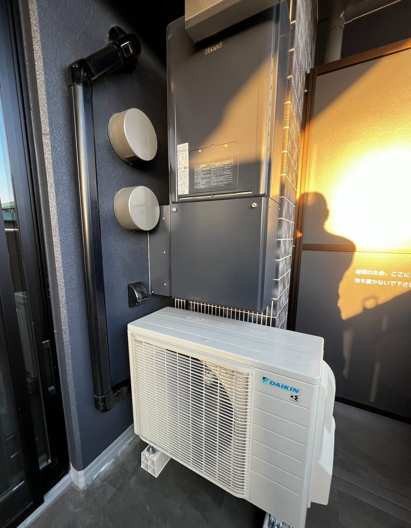 外壁沿いに据え付けたエアコン室外機(ダイキン)