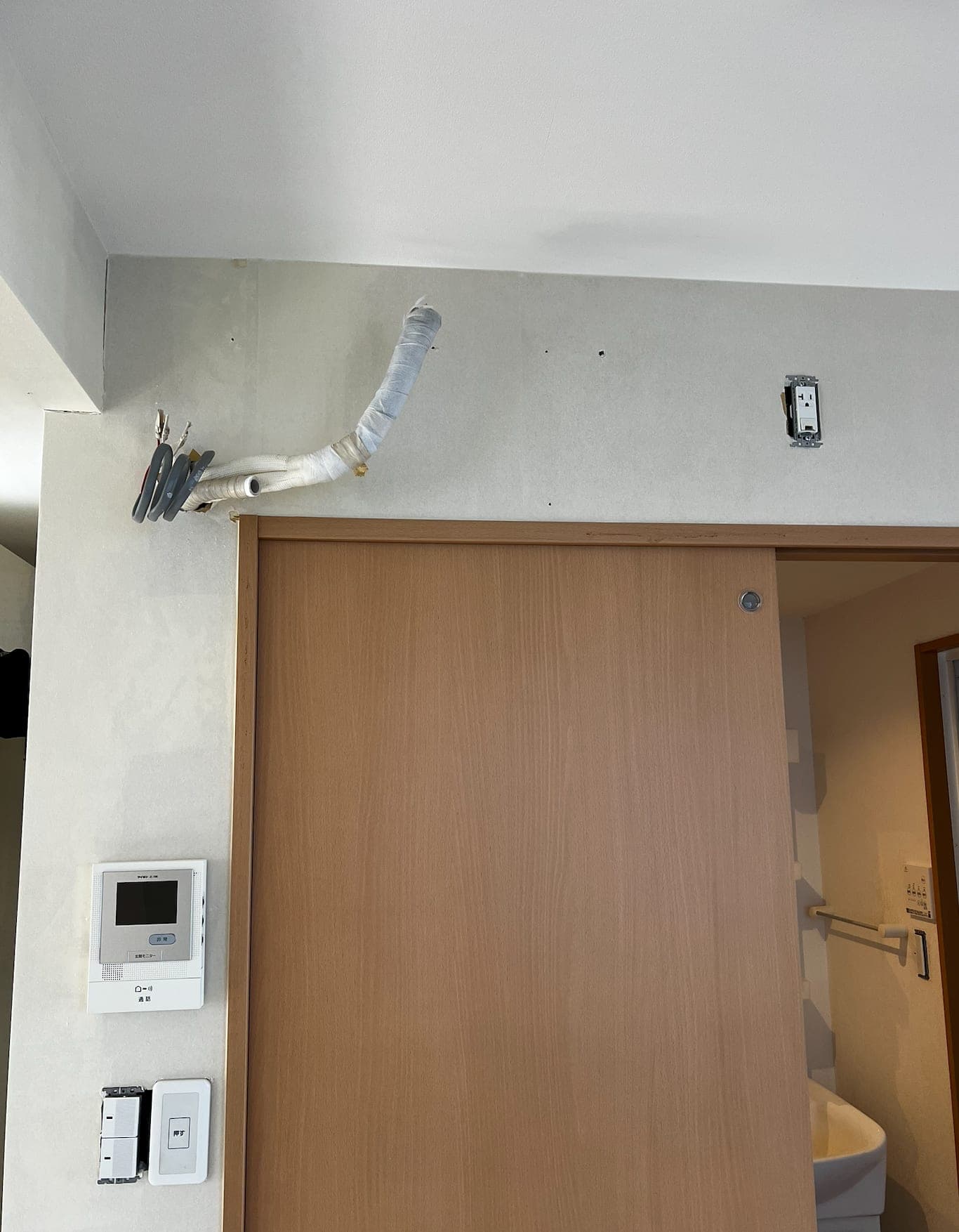 室内機の取付け前に仕上げた配管の引き出し口