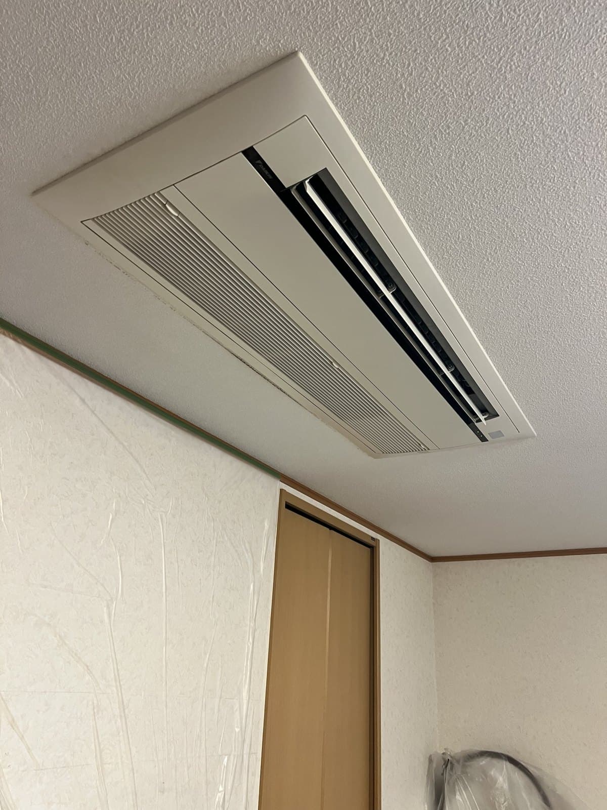 天井に埋め込むハウジングエアコンの入れ替え — 天井の開口を広げて、すっきり収める
