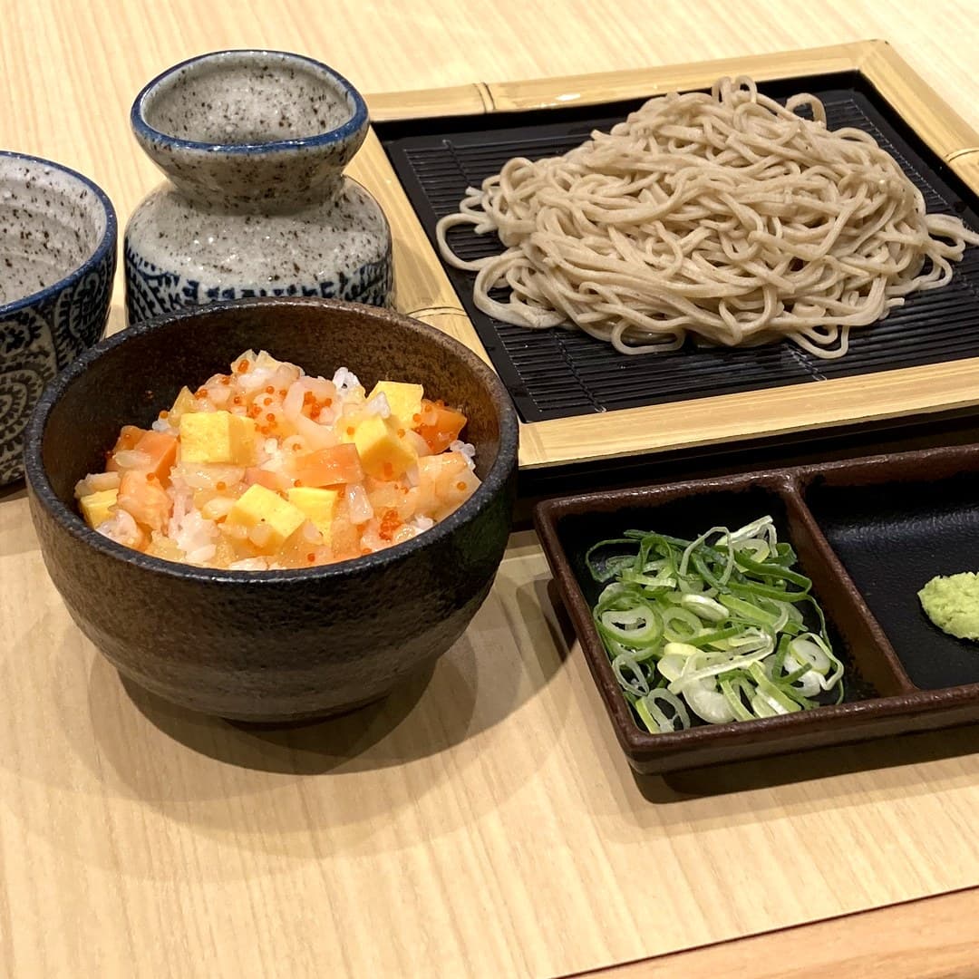 元年堂の海鮮バラちらし丼セット。海鮮と玉子の丼、十割そば、薬味