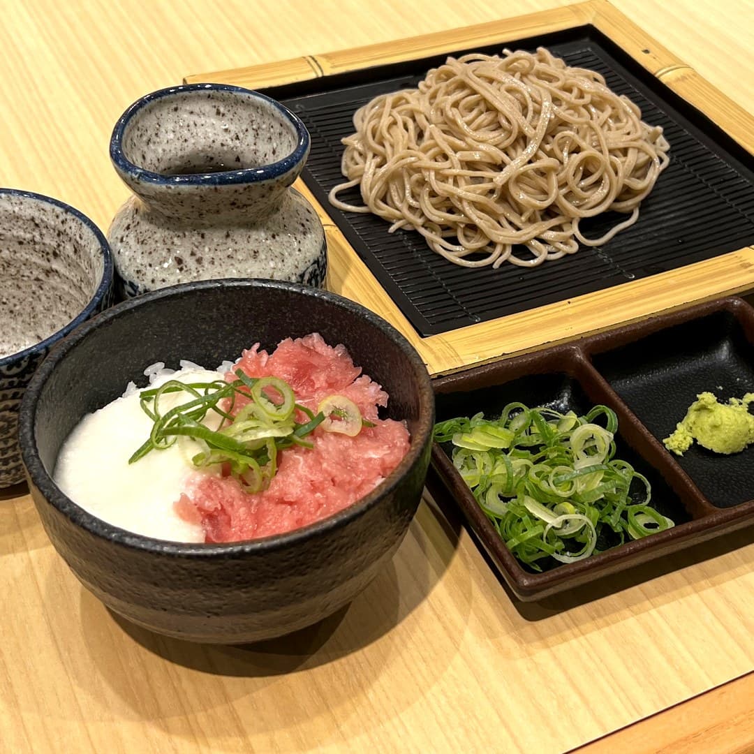 元年堂のとろろまぐろたたき丼セット。とろろとまぐろたたきの丼、十割そば、薬味