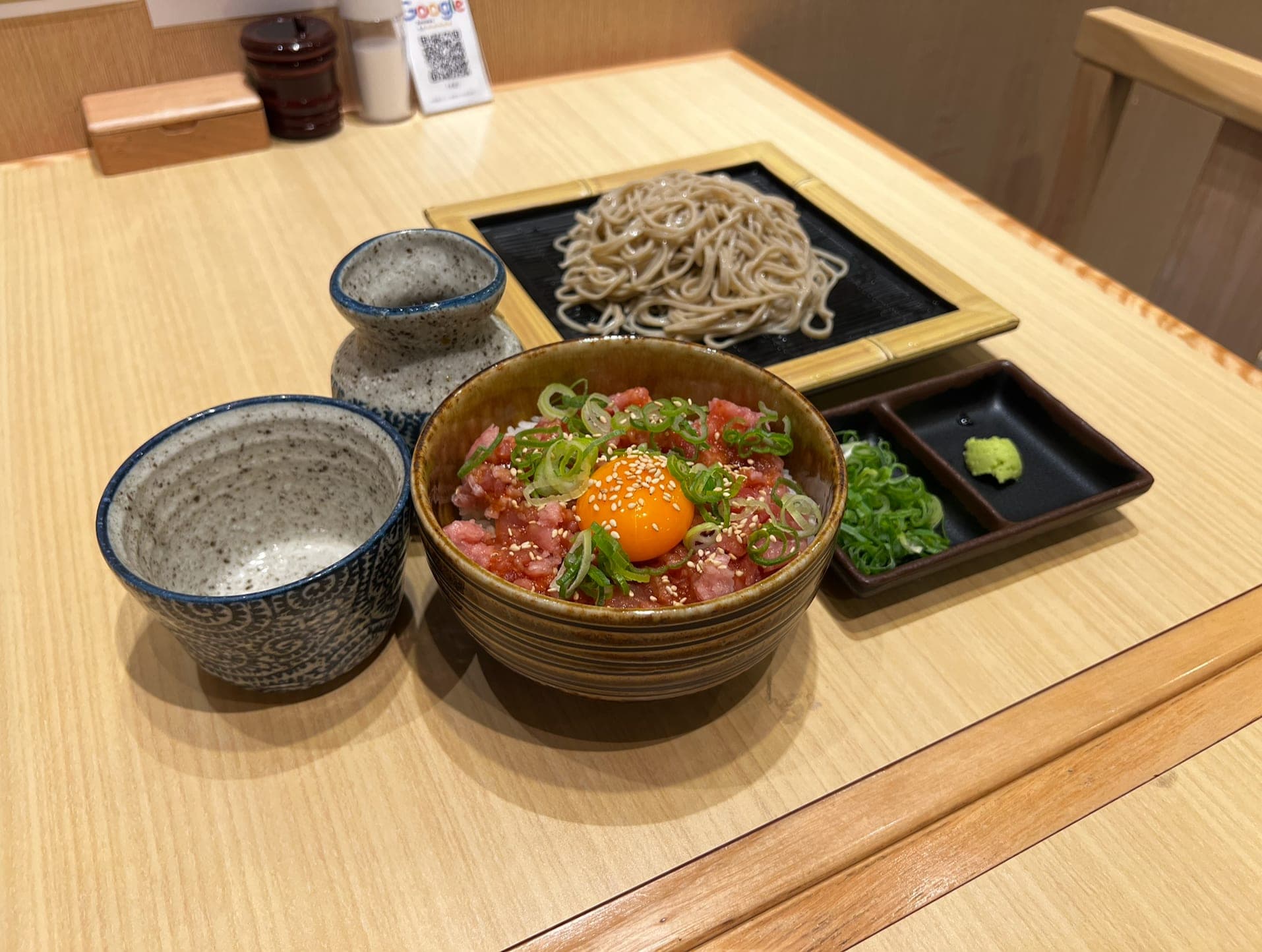 丼セットのとき、先に箸をつけてほしいのはそばです