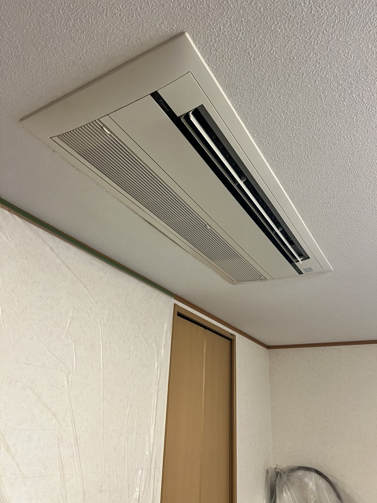 化粧パネルを付けて完成したハウジングエアコン