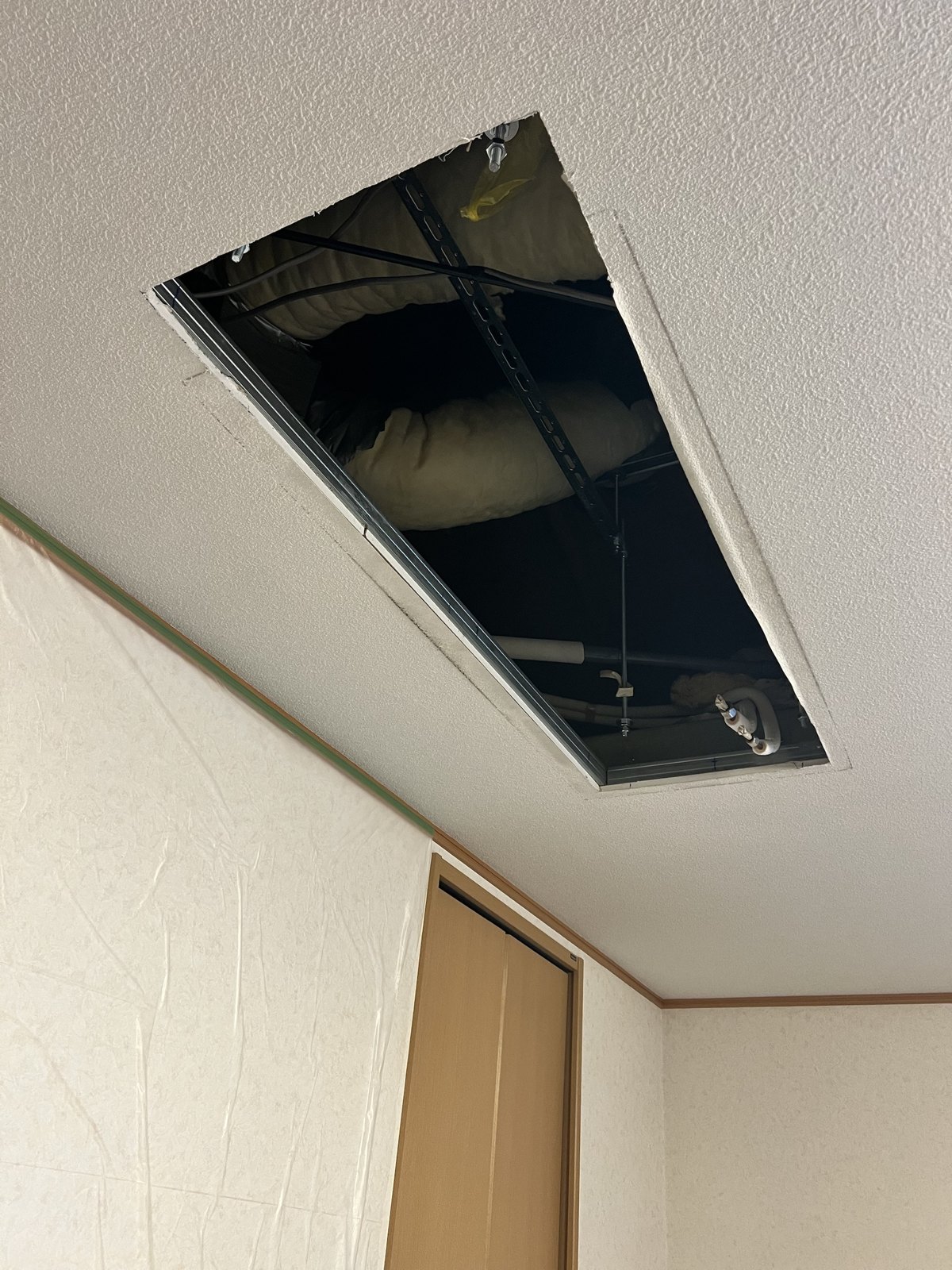古い室内機を外したあとの天井の開口