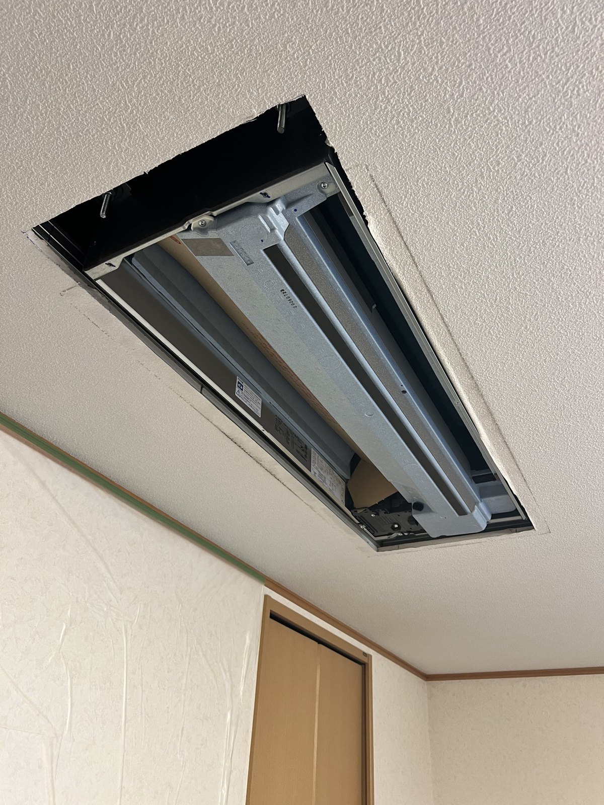 天井の中に新しい室内機を吊り込んだところ
